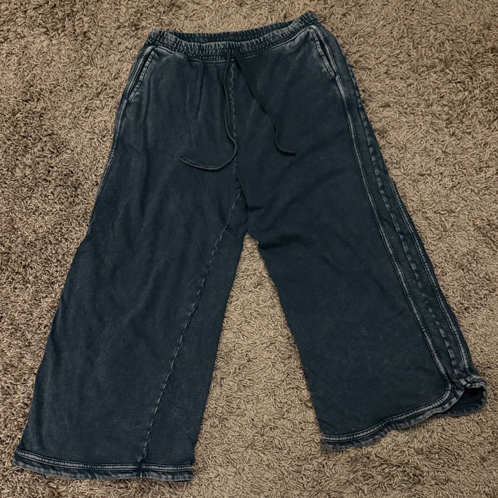 Three Bird Nest Black Wide-Leg Capris